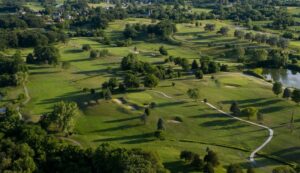Luftaufnahme eines Golfplatzes mit Bäumen, Biotopen und Teichen