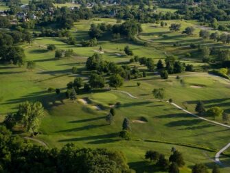 Luftaufnahme eines Golfplatzes mit Bäumen, Biotopen und Teichen